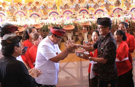 Bupati Sanjaya Hadiri Ngaben Bersama Krama Banjar Munggal Sekaligus