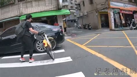 影／哪招？走斑馬線過馬路轎車沒禮讓 加速推ubike去撞轎車 民生電子報