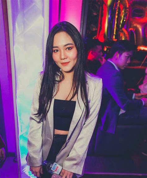 Hội bạn thân xinh đẹp toàn du học sinh của chị em hot girl Lào gốc Việt