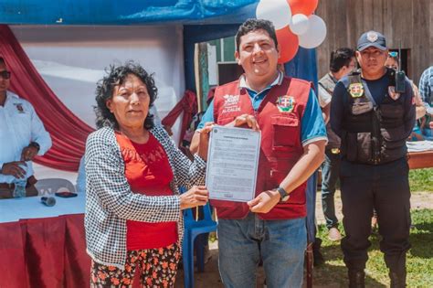 Alcalde Joel Parimango Entrega Constancias De Posesi N En Asentamiento