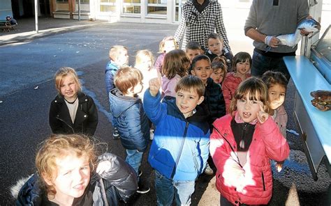 À Gourin le poissonnier Jean Michel Dran en visite à lécole Jean