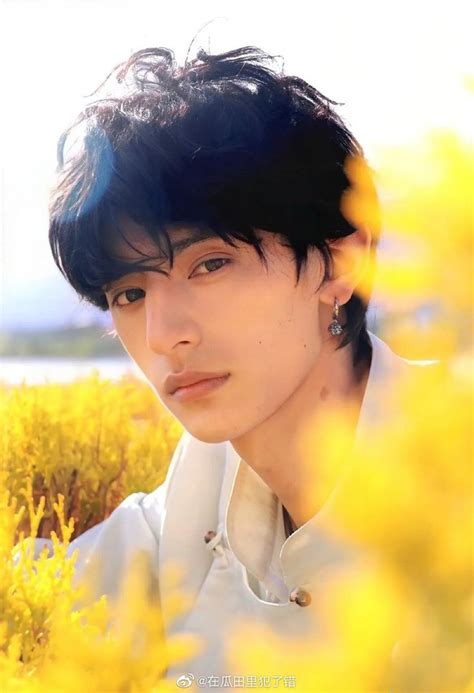 Thêm một hot boy Tây Tạng gây sốt MXH vì vẻ đẹp phong trần lãng tử tấm ảnh chụp vội cũng làm