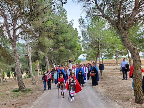 Decenas De Personas Participan En El Via Crucis De Maials Con El Obispo