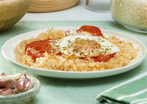 Arroz fácil al horno con tomate y huevo