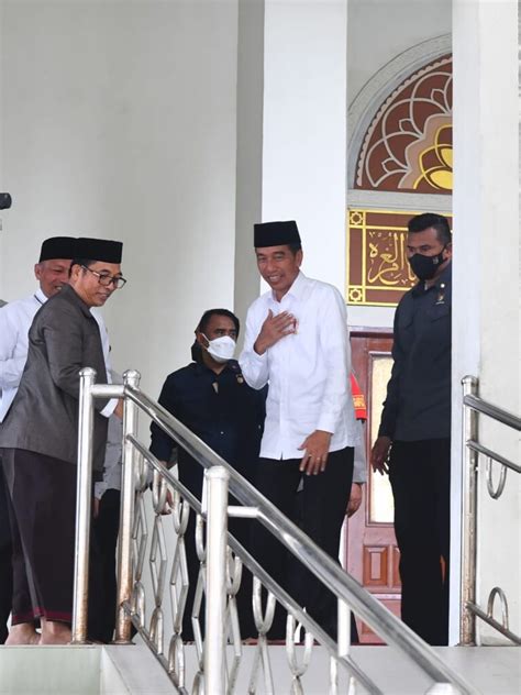 Foto Presiden Jokowi Salat Jumat Dan Resmikan Penataan Kawasan Masjid