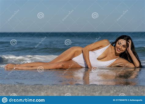 Precioso Bikini De Raza Mixta Modelo Posando Al Aire Libre En Una Playa Del Caribe Foto De