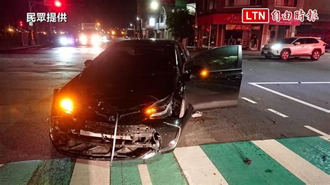 機車、轎車相撞波及自小客 零件散一地釀2傷（民眾提供）─影片 Dailymotion