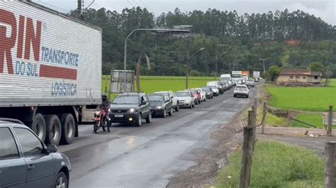 VÍDEO a BR 470 interditada filas são registradas em Rio do Sul