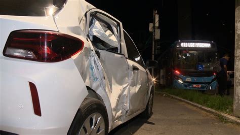 Criança De 5 Anos é Entubada Após Acidente Entre Carro E ônibus Do