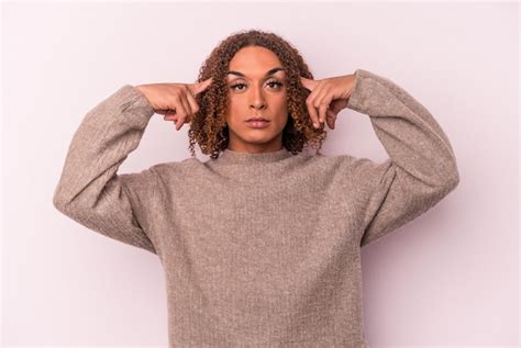 Jovem Mulher Transexual Latina Isolada Em Um Fundo Rosa Focada Em Uma Tarefa Mantendo Os
