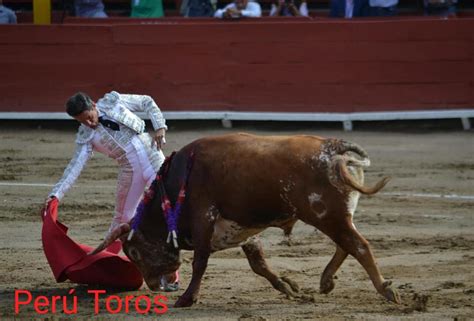 PERÚ TOROS Noble encierro de La Viña y salida en volandas de Juan