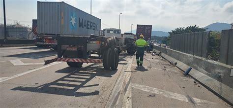 Acidente entre três carretas causa congestionamento na rodovia Anchieta