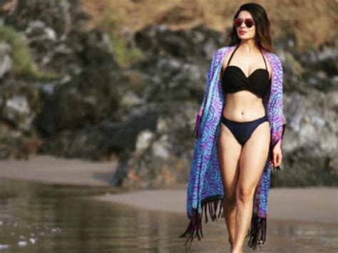 6 Hot Sexy Jassi Kaur Bikini Pics