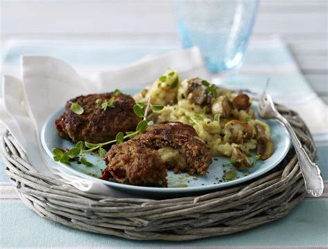 Gefüllte Frikadellen mit getrockneten Tomaten und Mozzarella auf