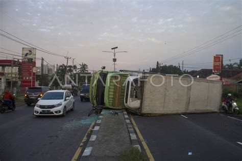 Truk Terguling Di Jalur Pantura Subang Antara Foto