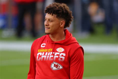 $40M Worth Patrick Mahomes Gets Helplessly Entangled by Travis Kelce