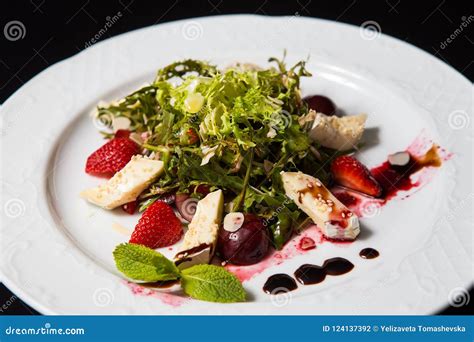 Ensalada Del Tomate De Fresa Con El Queso Feta Aceite De Oliva En