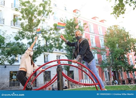 Joven Cauc Sico Gay Hombre Y Joven Lesbiana Asi Tica Jugando En Una Sierra Usando M Scaras Y Con