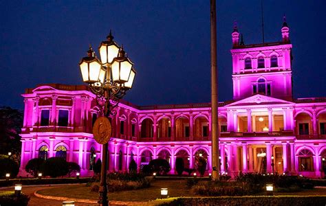 Palacio de Gobierno se torna rosa en conmemoración al Día Internacional