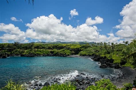 Waianapanapa state park black sand beach in Maui - Photorator