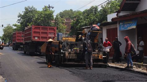 Pengerjaan Proyek Jalan Di Rembang Dilanjutkan