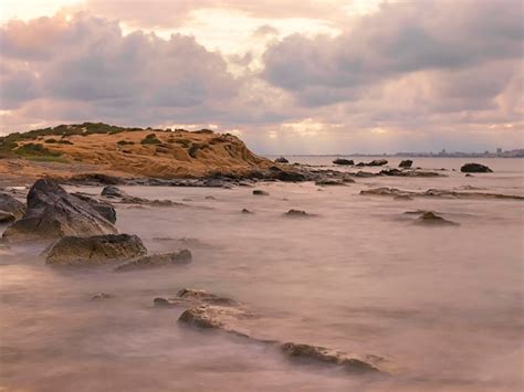 Una Playa Rocosa Con Un Cielo Nublado Y El Mar De Fondo Foto Premium