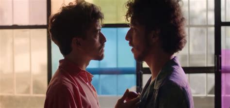 Vilão de Verão 90 Jesuíta Barbosa dá beijo gay em série da MTV veja foto Notícias da TV