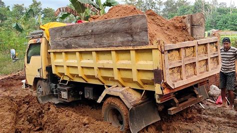 Truk Jomplang Mobil Truk Ragasa Bongkar Muatan Tanah Di Kotak Pondasi