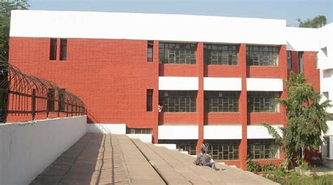 Navyug School Sarojini Nagar Delhi - Delhi Capital