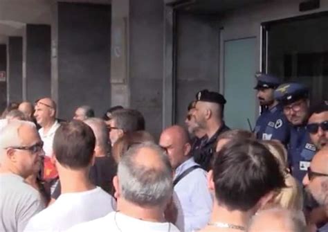 Sit In Di Protesta Alla Sede Inps Di Napoli Degli Ex Percettori Del