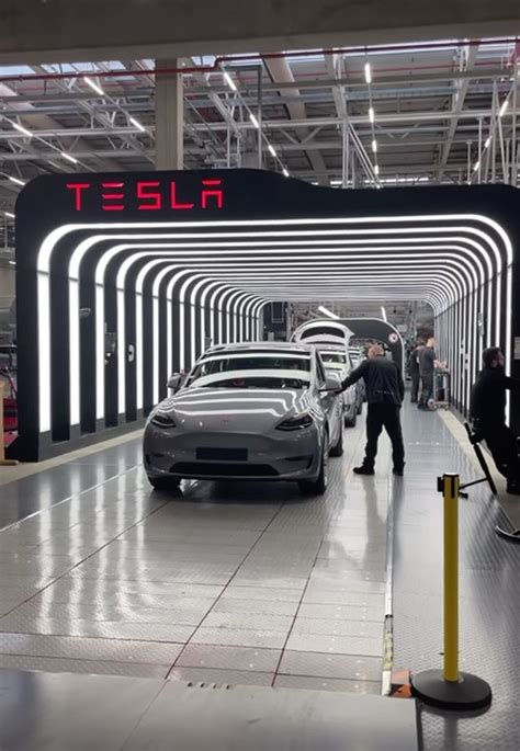 Samuel García visita Gigafactory de Tesla en Berlín y se emociona por