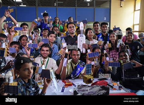 Mumbai Indien August 2023 Schulkinder posieren für ein Foto vor dem