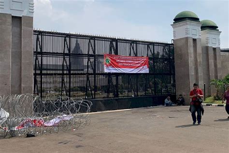 Bubarkan Diri Dari Depan Gedung Dpr Massa Nakes Mogok Nasional