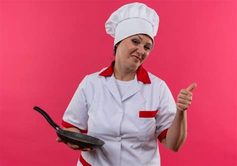 Cocinera De Mediana Edad Disgustada En Uniforme De Chef Sosteniendo Una