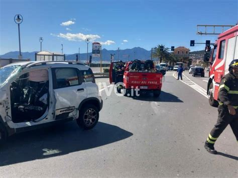 Scontro Tra Un Auto E Un Camion Sull Aurelia A Borgio Verezzi Due