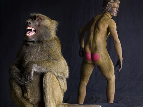 Loạt ảnh mẫu nude và thú rừng lại gây sốt