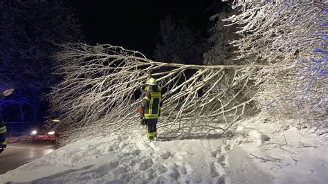 Mehrere Feuerwehreins Tze Nach Starkem Schneefall Feuerwehr Ochsenhausen