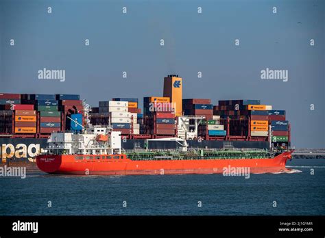 Buque De Carga Contenedor Al Manamah Propiedad De Hapag Lloyd En La