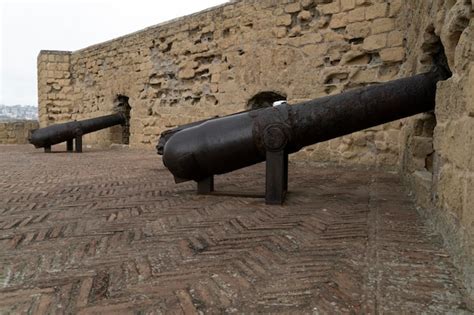 Premium Photo Naples Castle Dell Ovo Cannon