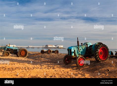 Alte Rostige Traktor Zum Lauch Angelboote Fischerboote Zum Meer Bei