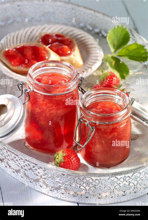 Erdbeermarmelade In Der Herstellung Fotos Und Bildmaterial In Hoher