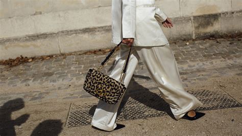 Weitgeschnittene Hosen: Welche Schuhe am besten dazu passen