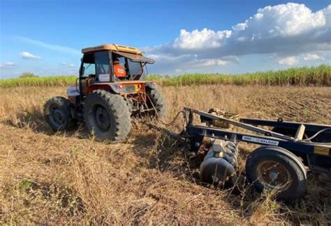 Prefeitura Presta Apoio A Agricultores Familiares Tratores E Arados