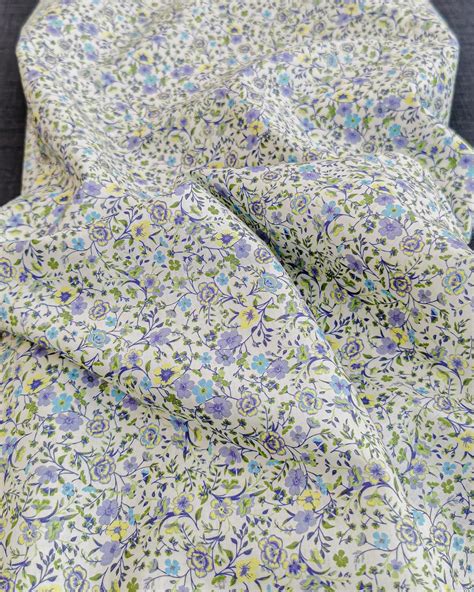 Tissu Style Liberty Fleur Parme Bleu Ciel Jaune Tissus Et Nappes Westeel