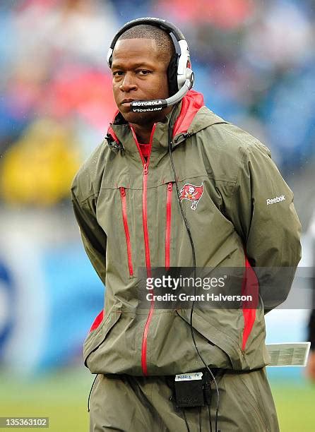 Coach Raheem Morris Photos and Premium High Res Pictures - Getty Images