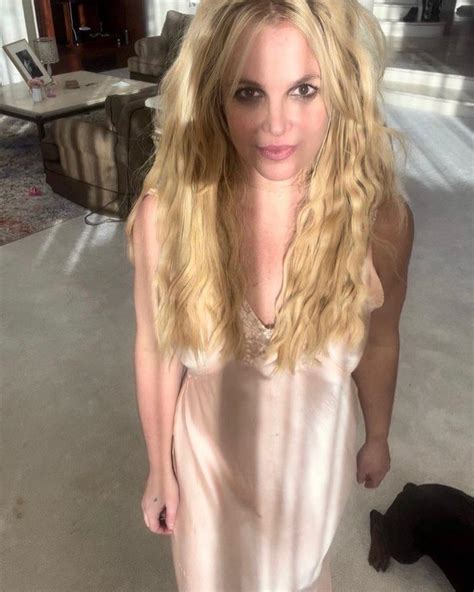 Britney Spears Gets Naked In The Bathtub I Like To Suck