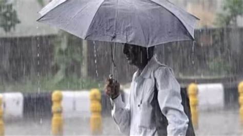 Rain Delhi दिल्ली में रिकॉर्ड गर्मी के बीच कई इलाकों में भारी बारिश पारे में आई गिरावट Light