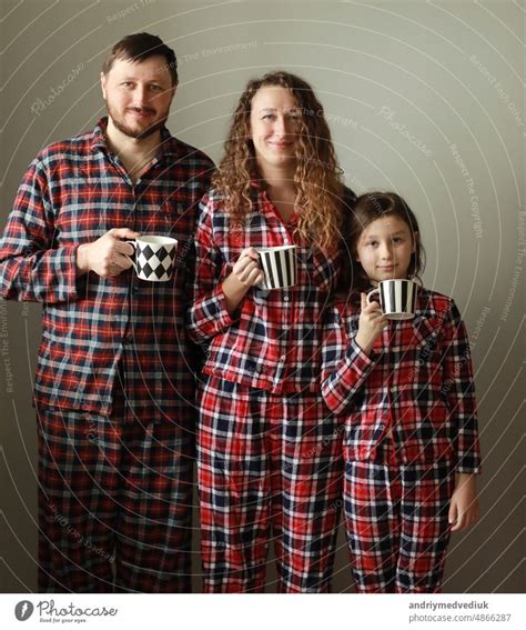 Familie im Pyjama auf weißem Hintergrund Papa Mama und kleine Tochter