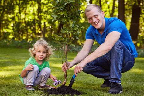 4 954 Photos De Un Enfant Plantant Un Arbre Photos De Stock Gratuites