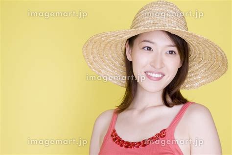 麦わら帽子をかぶった女性の写真素材 [24030275] イメージマート